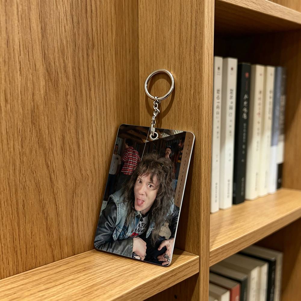 actor J-Joseph Quinn Cat Badge - Leatherwork Keychain recension och pris