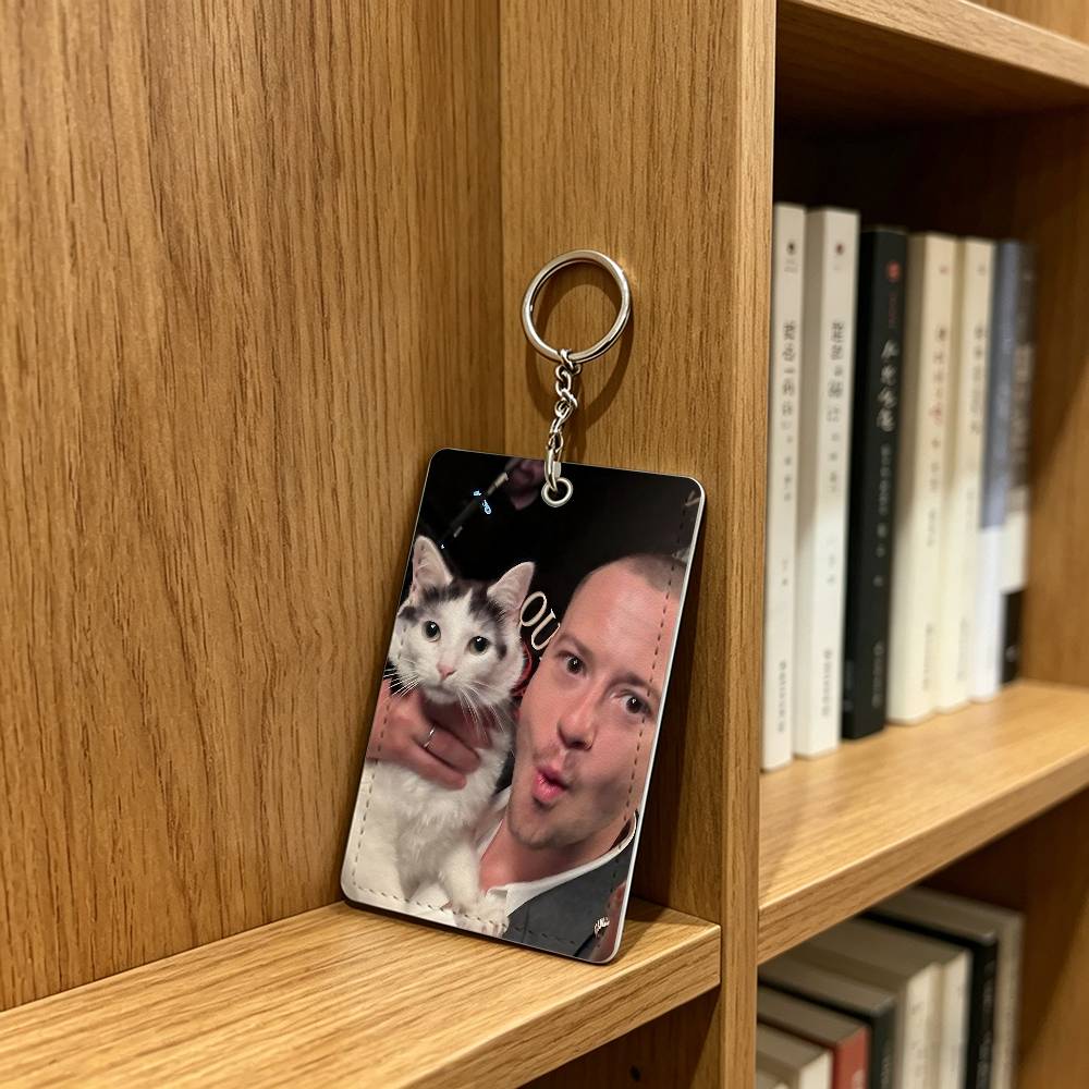 actor J-Joseph Quinn Cat Badge - Leatherwork Keychain recension och pris
